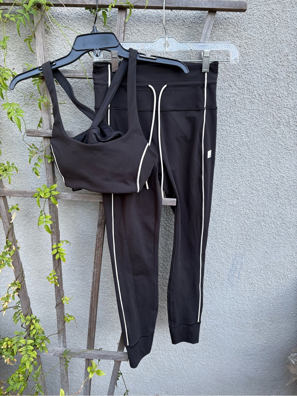 Vuori Daily Piped Drawstring leggings + Sports Bra SET Black - Picture 9 of 14